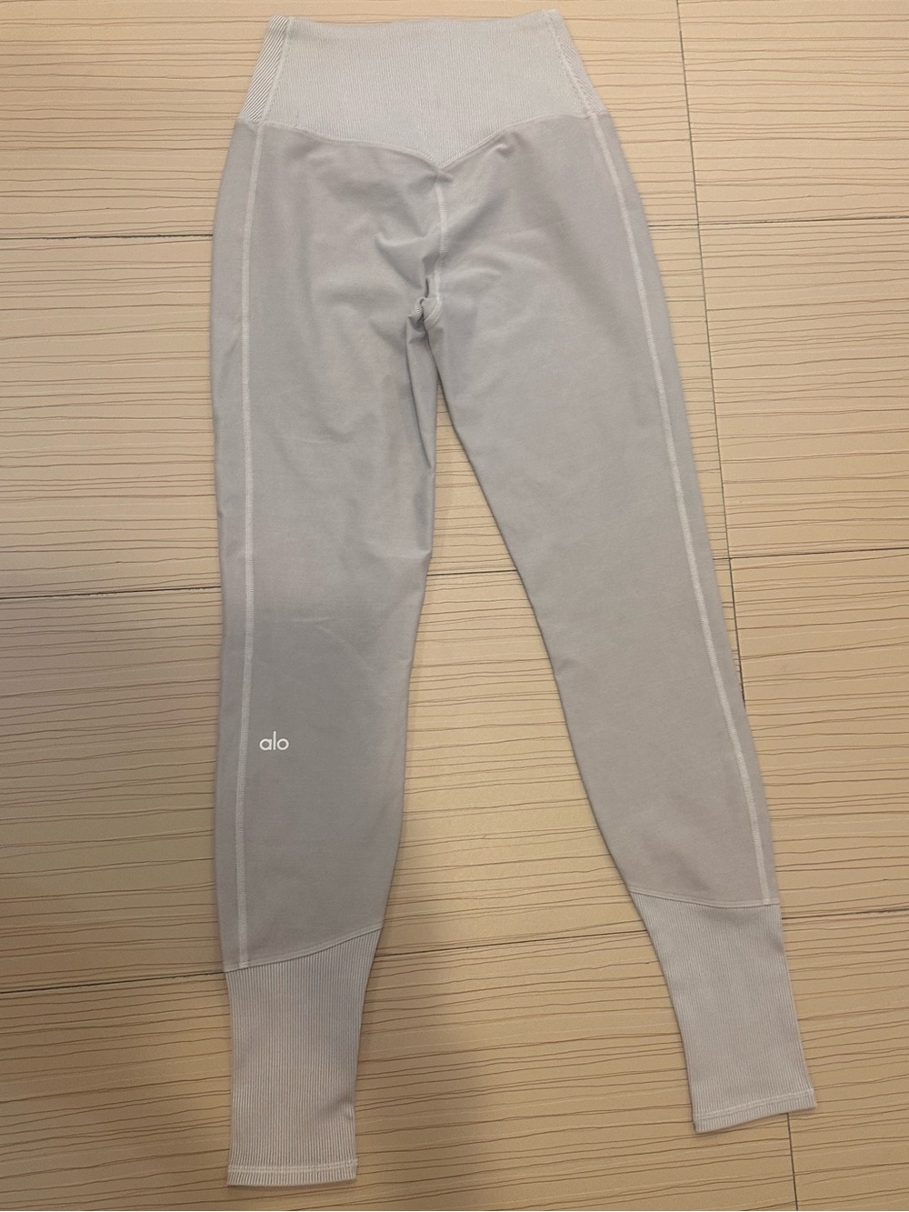 ALO Yoga High-Waist Women’s Macadamia Color Leggings.
